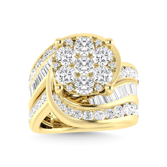 Diamante de 4 qt.Tw. Anillo de compromiso en racimo en oro amarillo de 10 quilates