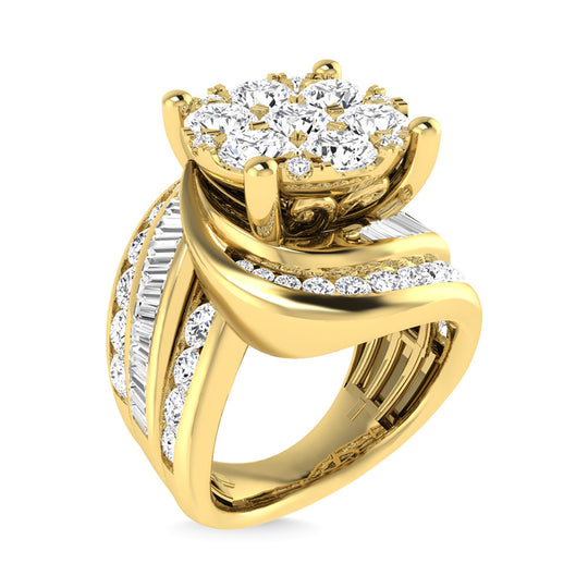 Diamante de 4 qt.Tw. Anillo de compromiso en racimo en oro amarillo de 10 quilates