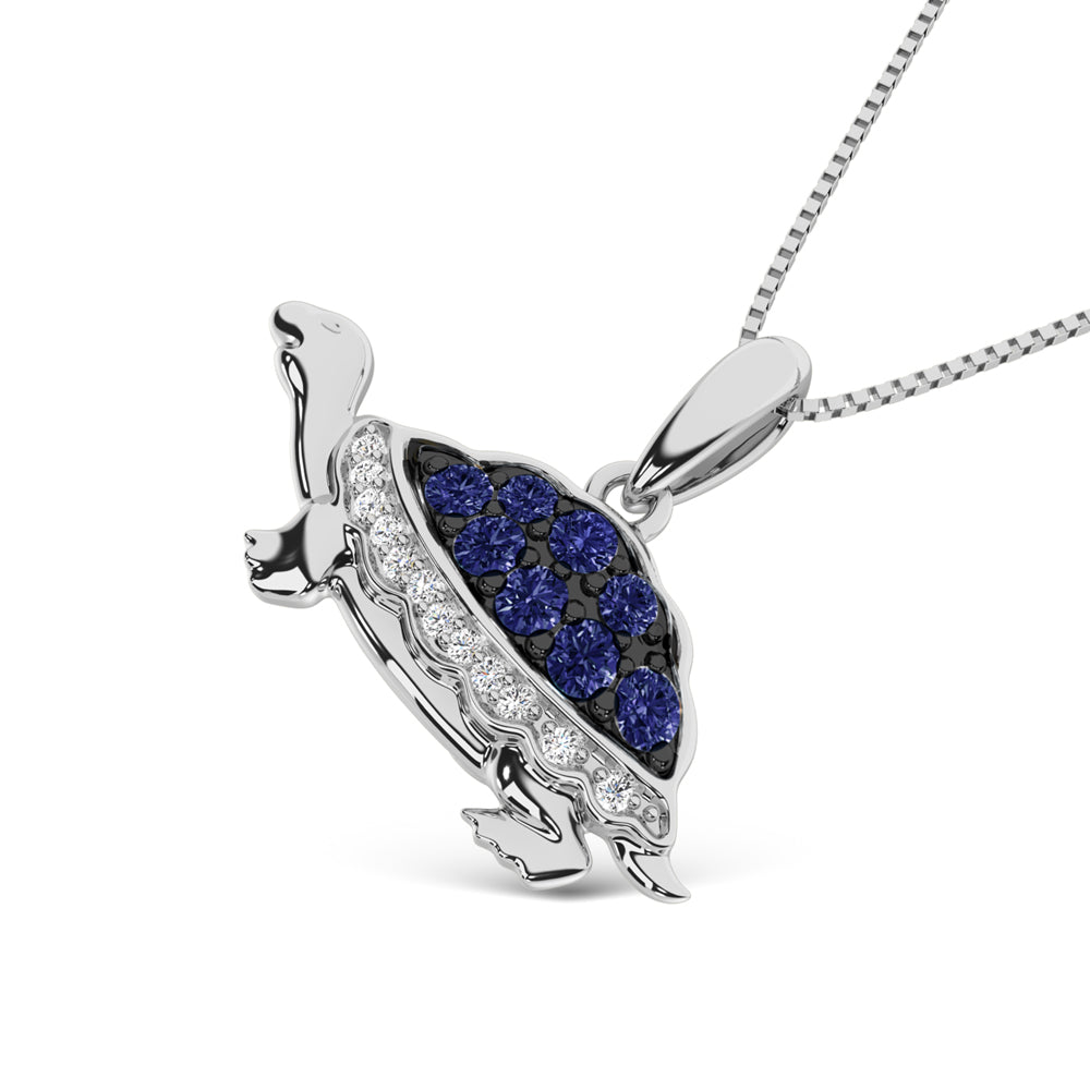 Colgante de tortuga de oro blanco de 14 quilates con diamantes de 1/5 qt.Tw y diamantes azules