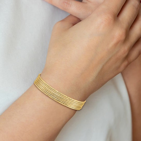 Set de 7 Pulseras Bangle Texturizadas en Oro Amarillo de 14k con Corazón Colgante Sobresaliente