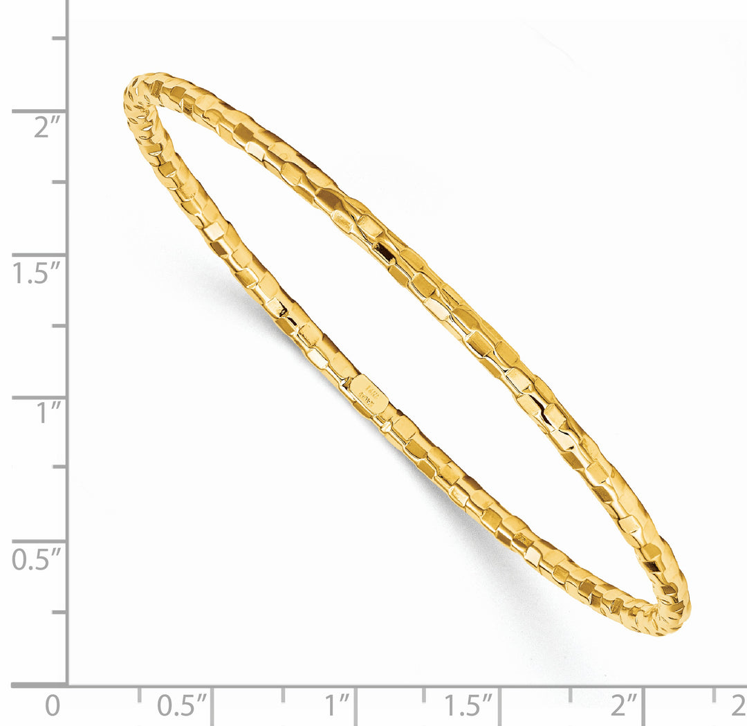 Pulsera tipo brazalete sin cordones con textura pulida de 14k