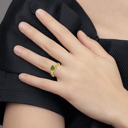 Anillo de Peridoto de Corte Ajedrezado y Diamante en Oro Amarillo de 14k