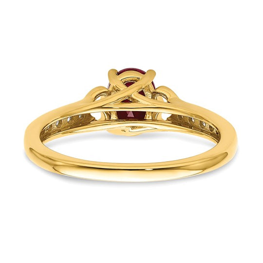 Anillo de Rubí y Diamantes con Corazones Laterales Pulidos en Oro de 14k