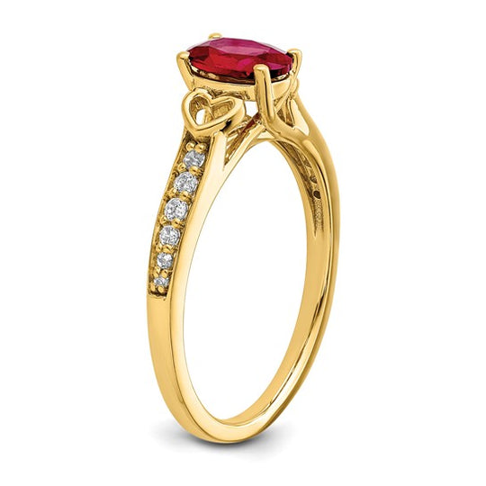 Anillo de Rubí y Diamantes con Corazones Laterales Pulidos en Oro de 14k