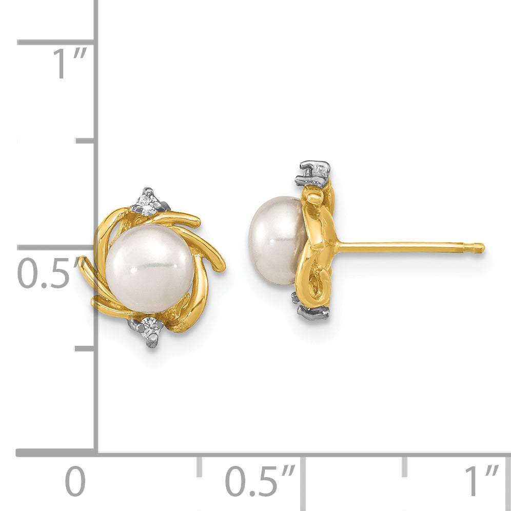 Botón Madi K de 14 quilates, 5-6 mm, perla blanca FWC, .04 ct. Pendientes de diamantes