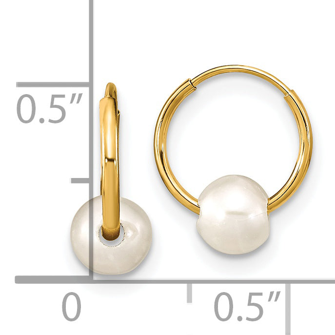 Pendientes de aro de perlas FWC blancas redondas de 5-6 mm Madi K de 14 quilates