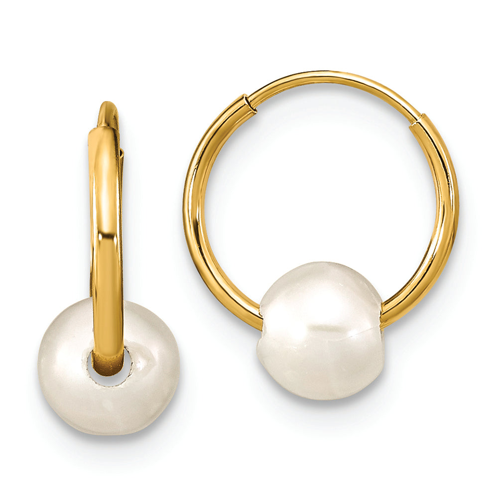 Pendientes de aro de perlas FWC blancas redondas de 5-6 mm Madi K de 14 quilates