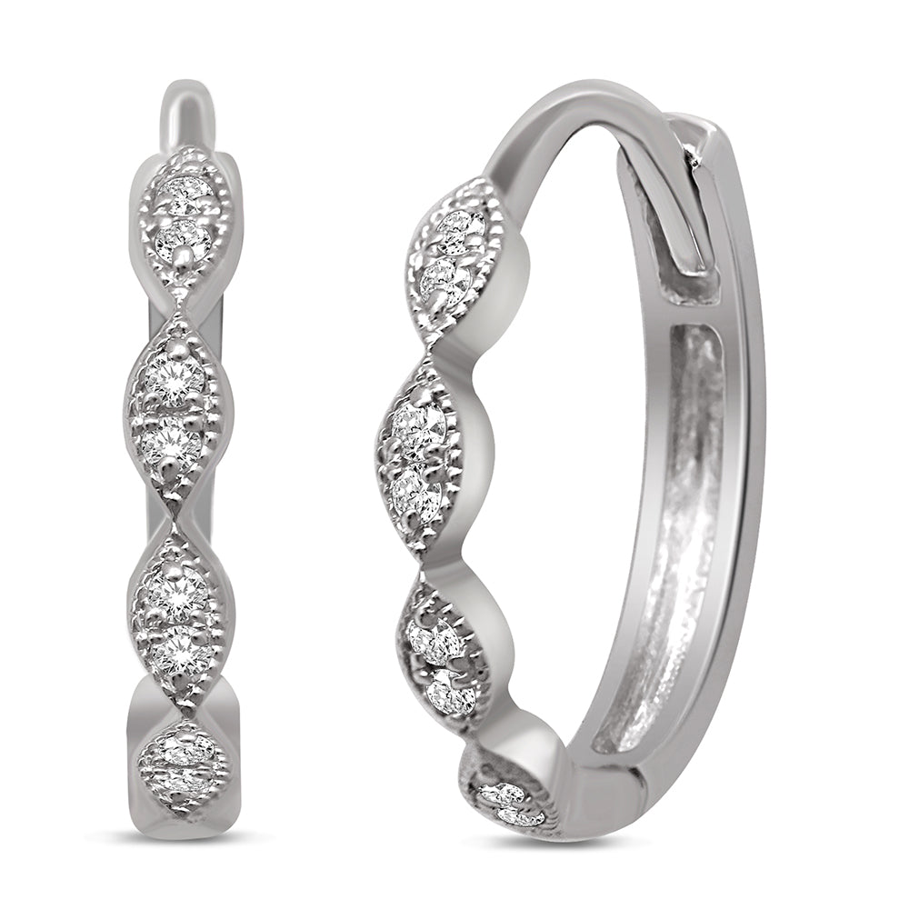 Oro blanco de 14 quilates de 1/10 quilates total. Pendientes de aro apilables con diamantes