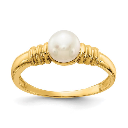 Anillo de Perla Cultivada en Agua Dulce con Botón Blanco de 5-6 mm, en Oro de 14k