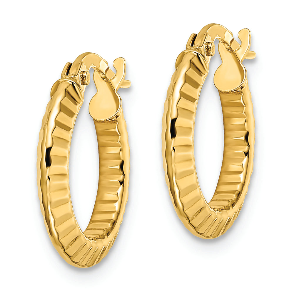 Aretes tipo argolla de talla diamante y pulidos de 14 k