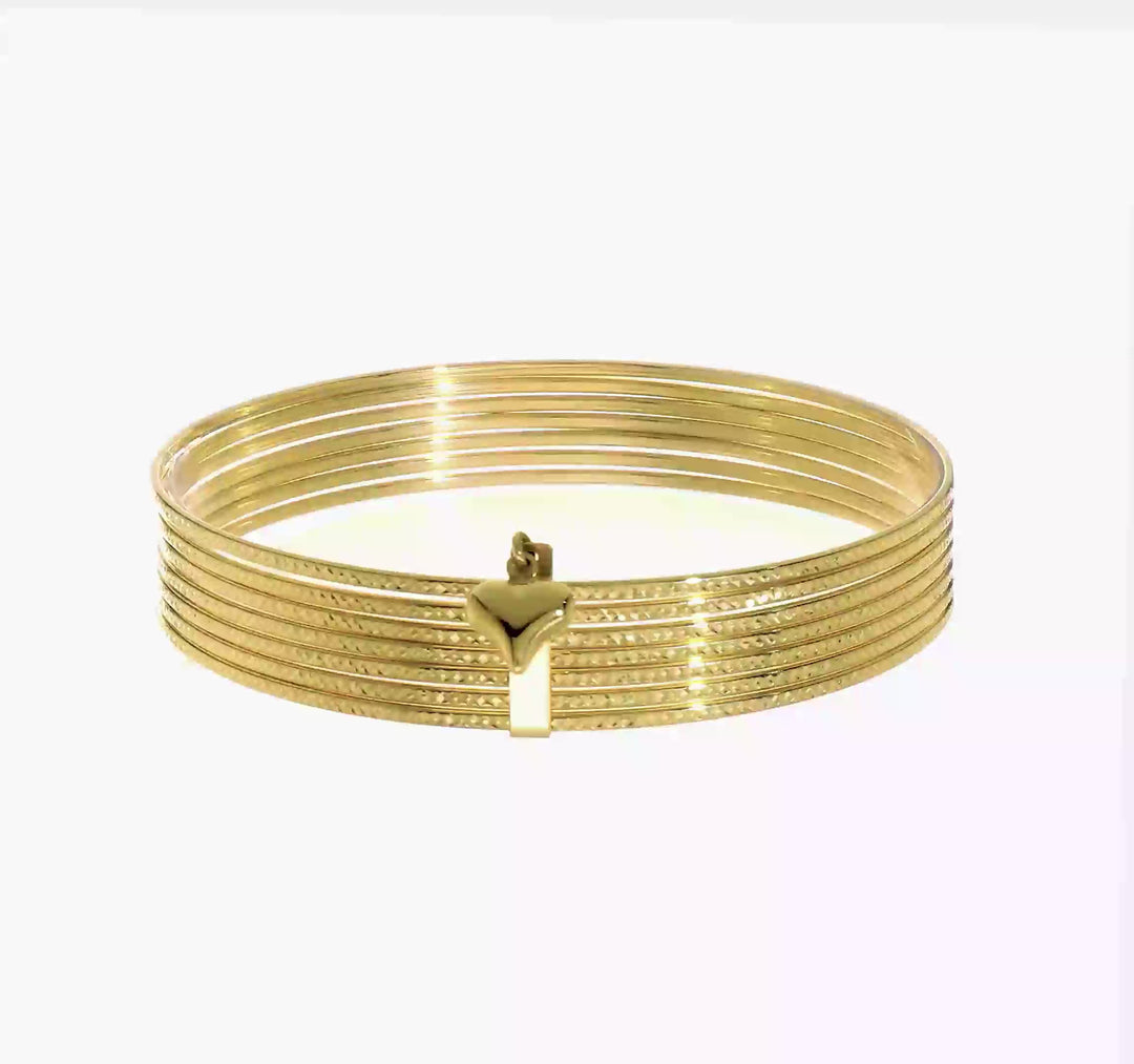 Set de 7 Pulseras Bangle Texturizadas en Oro Amarillo de 14k con Corazón Colgante Sobresaliente